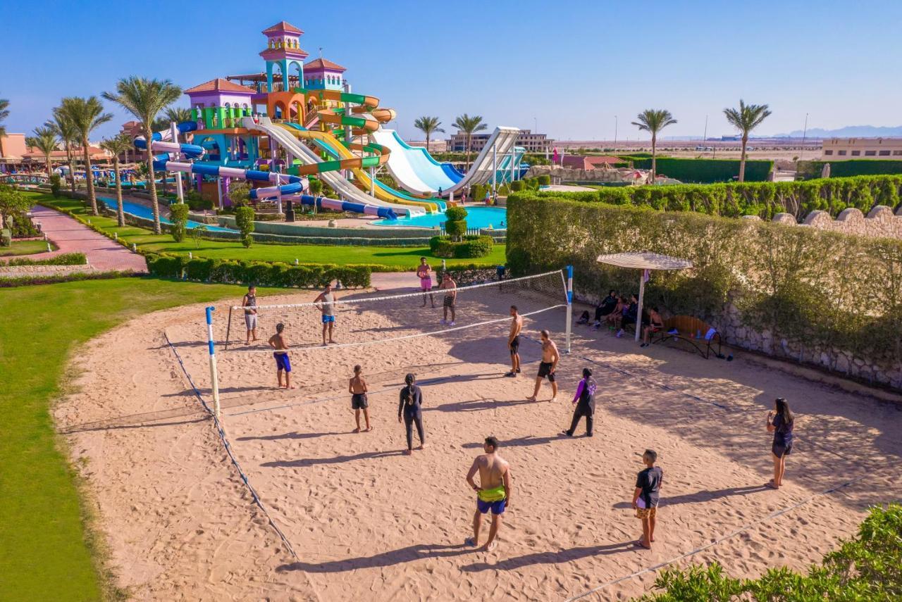 Hotel Charmillion Club Aquapark Sharm el Sheikh Esterno foto Tourists playing beach volleyball in Egypt