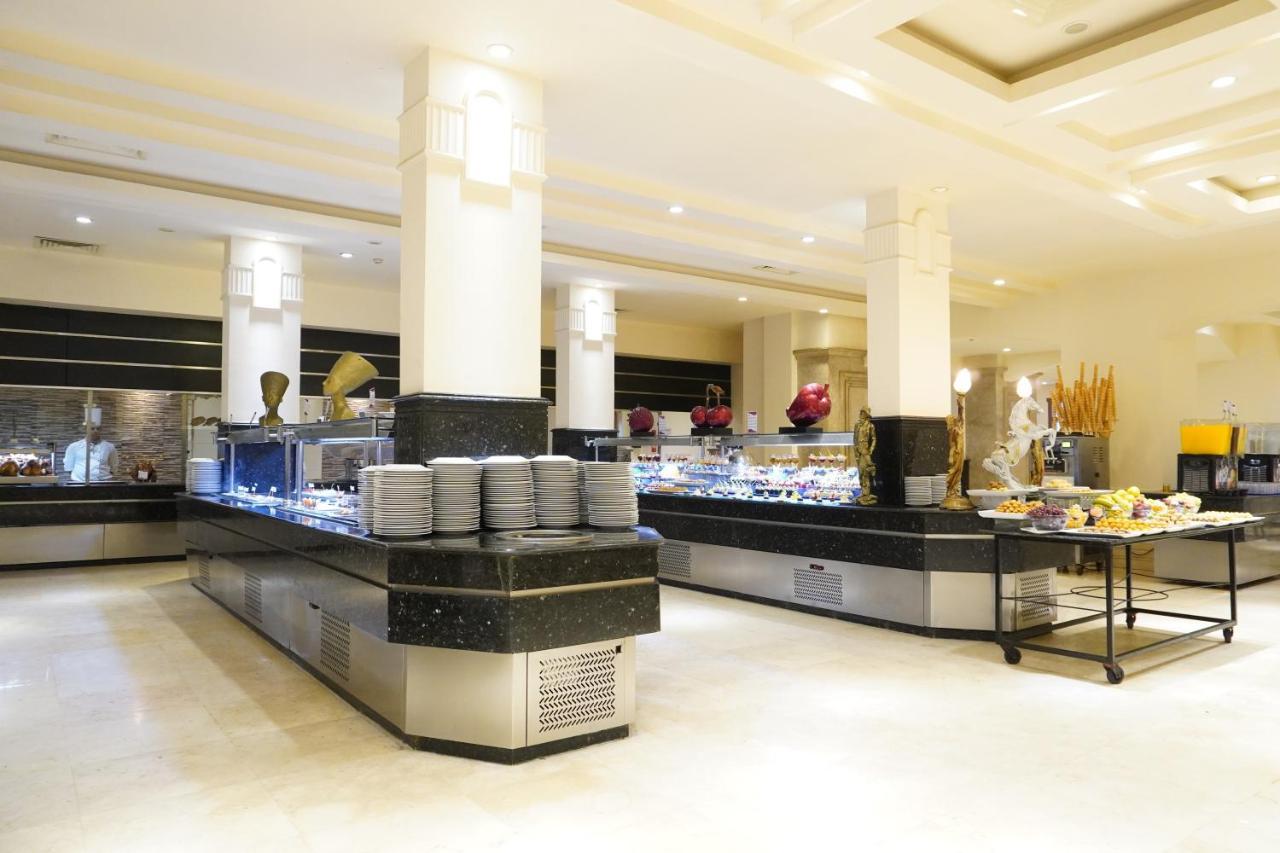 Hotel Charmillion Club Aquapark Sharm el Sheikh Esterno foto A buffet at a hotel