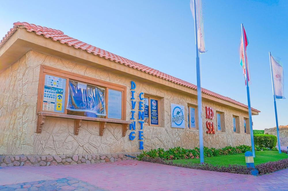 Hotel Charmillion Club Aquapark Sharm el Sheikh Esterno foto Diving center in Egypt