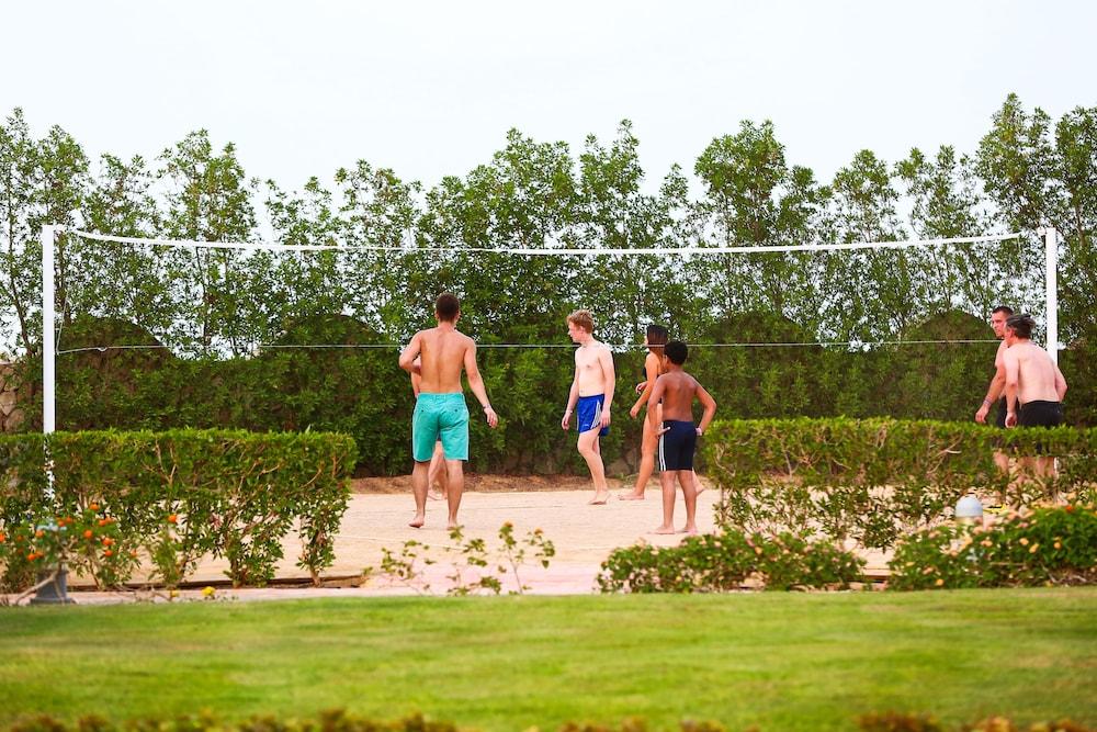 Hotel Charmillion Club Aquapark Sharm el Sheikh Esterno foto Volleyball at the beach